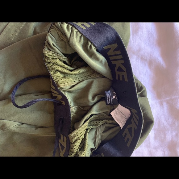 3 pack Nike basketball shorts. 2 sized M and one L - Picture 5 of 8